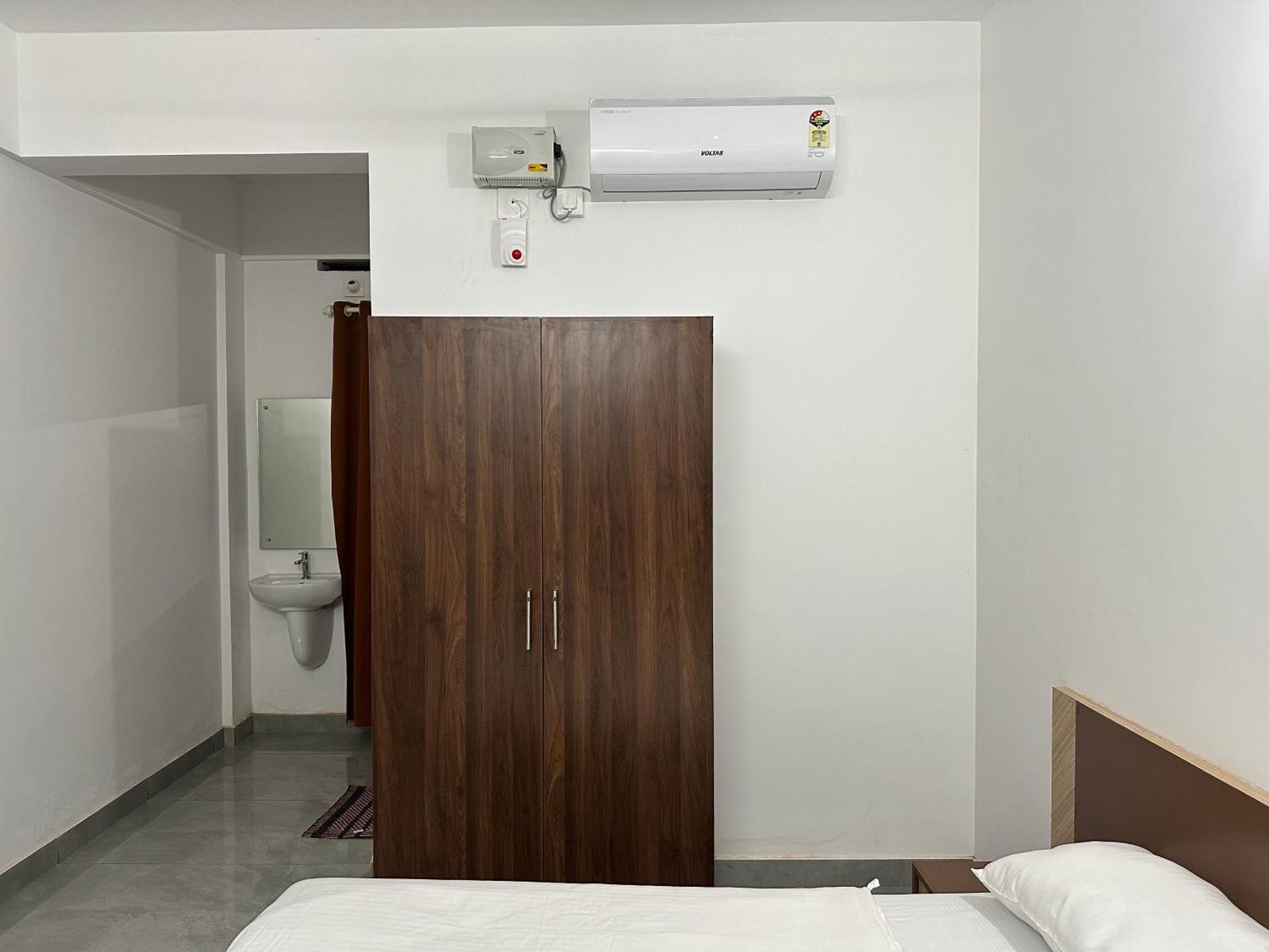 Jayalakshmi Residency Hotel Vaduvanchal Ngoại thất bức ảnh